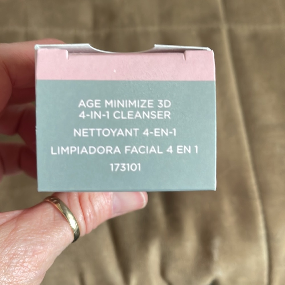 NIB Mary Kay Age Minimize 3D cleanser. Normal - Picture 2 of 3